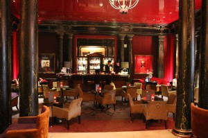 Iconic Paris - Le Bar -- catch live music here at night